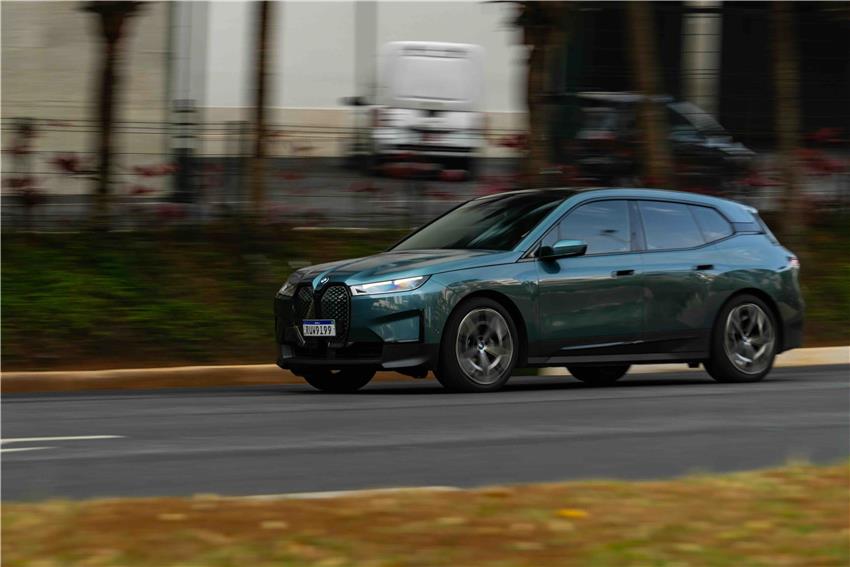 De Vernieuwde BMW iX: Meer kracht en groter rijbereik