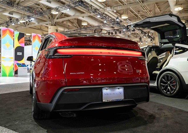 Tesla model y performance: sneller, gemener, en nog steeds een beetje belachelijk