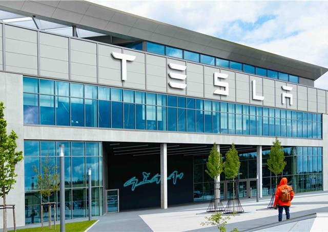 Duitse tesla-fabriek geeft gas ondanks alles