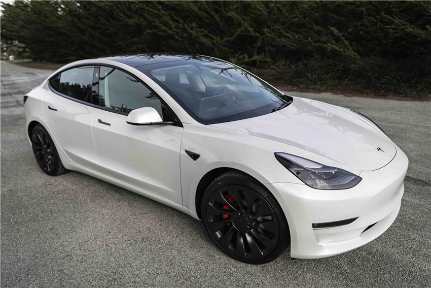De Tesla Model 3 die de toekomst inhaalt