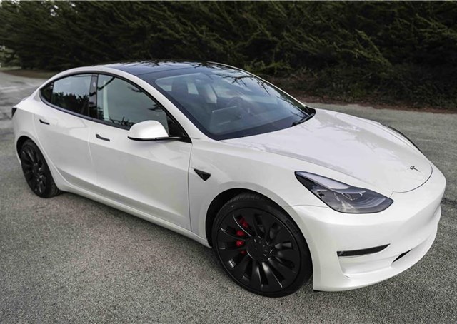 De Tesla Model 3 die de toekomst inhaalt