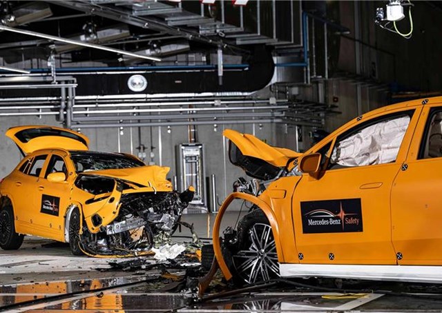 Mercedes Elektrificerende Toewijding aan Veiligheid: Een Baanbrekende Crashtest