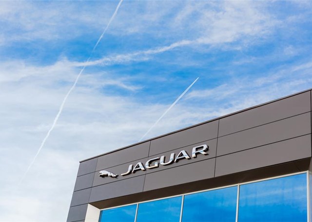 Jaguar: Un pari risqué dans l'Industrie Automobile.